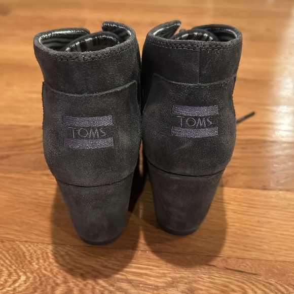 Tom's Women's Kayla Booties, NWOT Sz. 9.5, Forged Iron Grey Suede - Picture 2 of 3